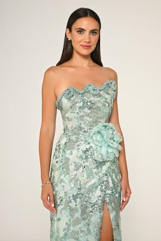 Straplez Beli Çiçek Aksesuarlı Payet Uzun Elbise