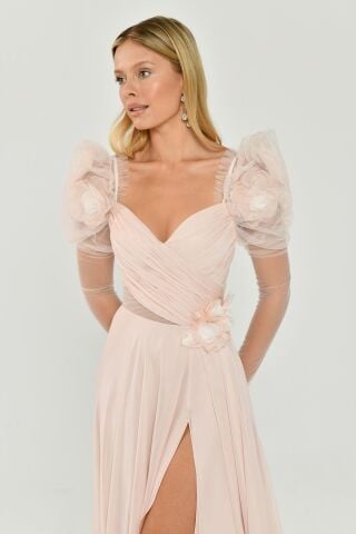 Uzun Transparan Kollu Kalp Göğüs Çiçek Aksesuarlı Yırtmaçlı Şifon Uzun Elbise Pudra - 42