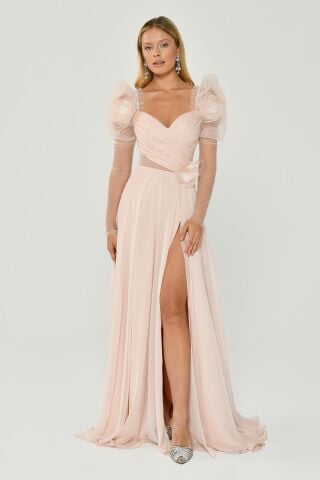 Uzun Transparan Kollu Kalp Göğüs Çiçek Aksesuarlı Yırtmaçlı Şifon Uzun Elbise Pudra - 42