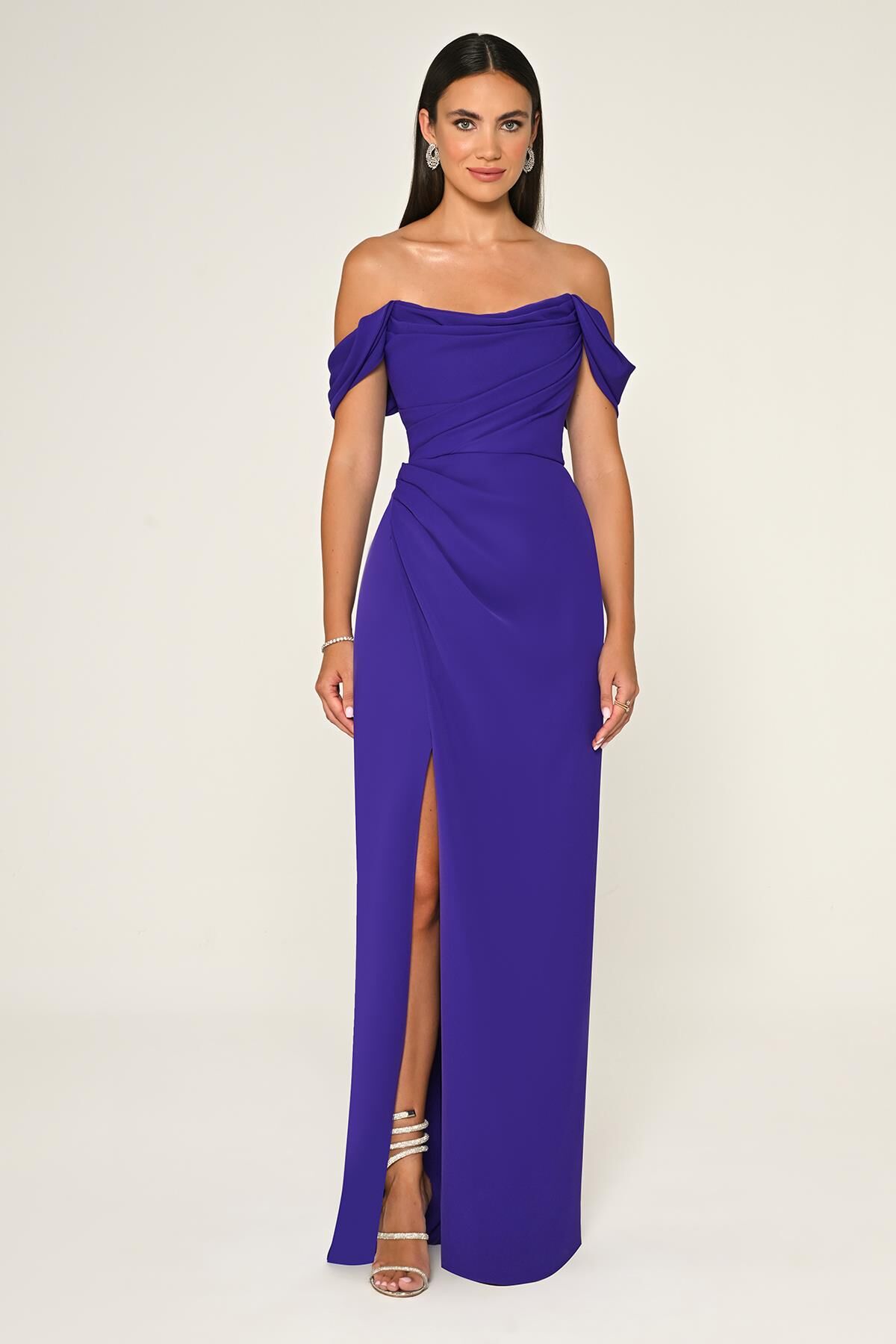 Schulterfreies, langes Crêpe-Kleid mit Seitenschlitz, Lila - 46