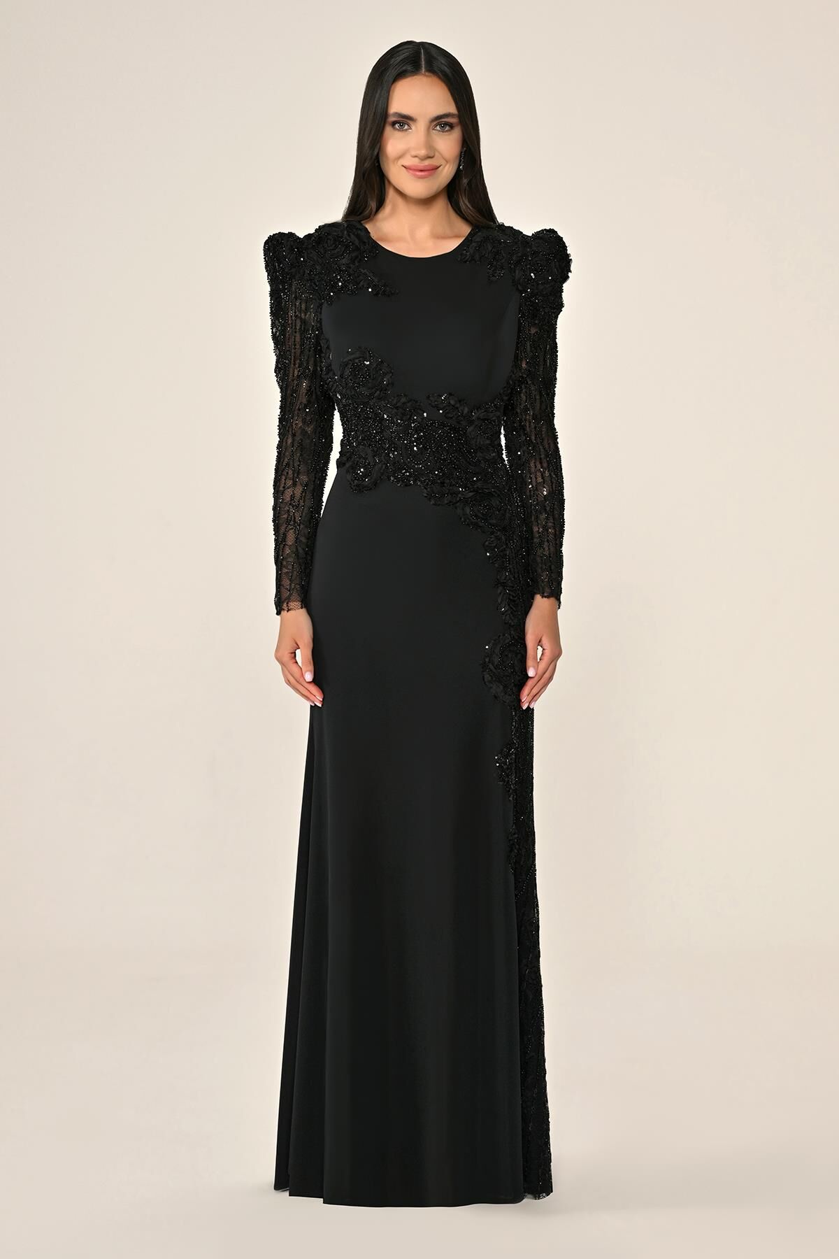 Langes Paillettenkleid mit Ärmeln, Taille und Schlitz