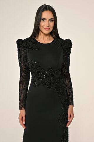 Langes Paillettenkleid mit Ärmeln, Taille und Schlitz