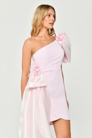 Tek Balon Kol Çiçek Aksesuarlı Yandan Kuyruklu Krep Kısa Elbise