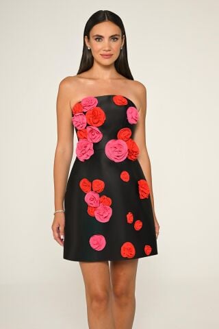 Trägerloses kurzes Satinkleid mit Blumen-Accessoire