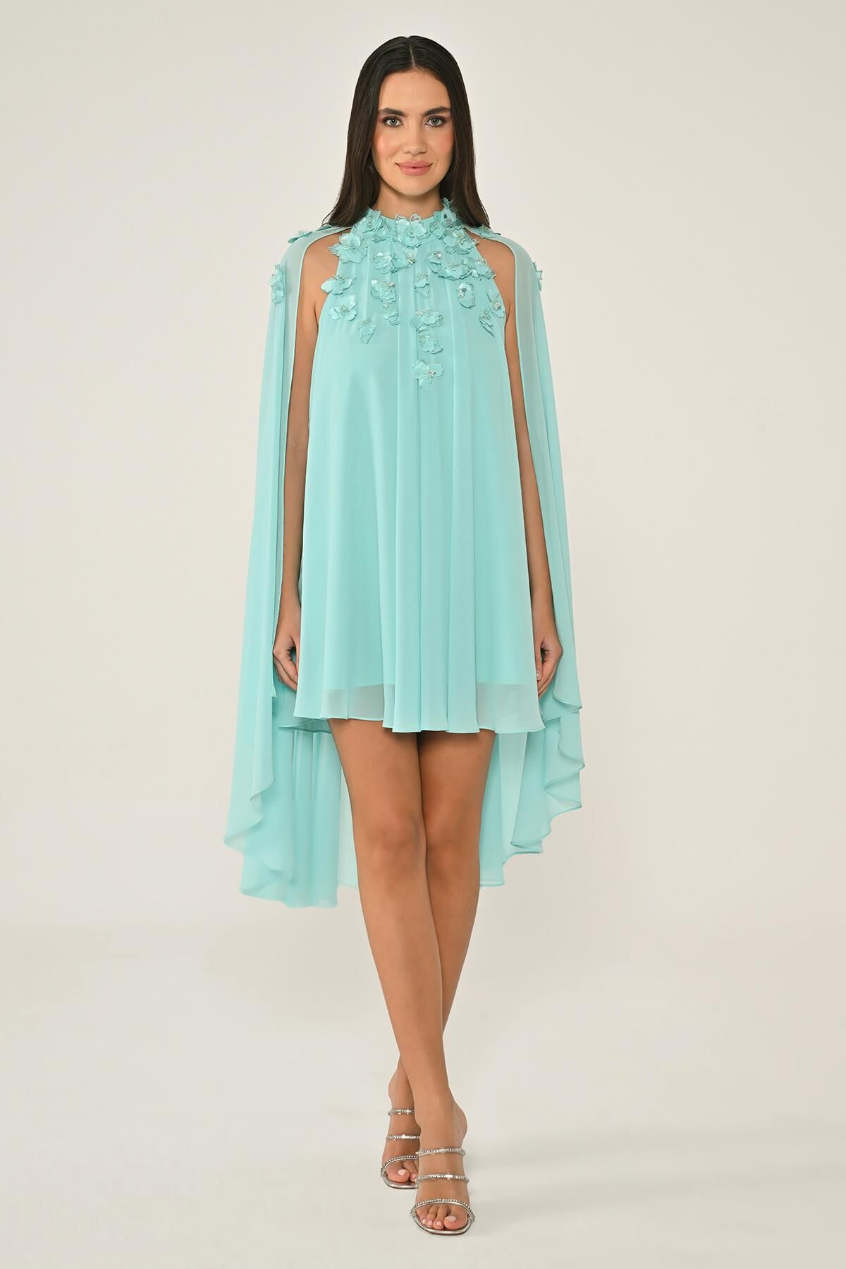 Çiçek Aksesuarlı Pelerinli Şifon Kısa Elbise MİNT - 38