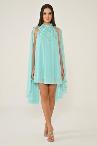 Çiçek Aksesuarlı Pelerinli Şifon Kısa Elbise MİNT - 38