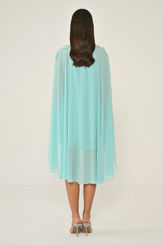 Çiçek Aksesuarlı Pelerinli Şifon Kısa Elbise MİNT - 38