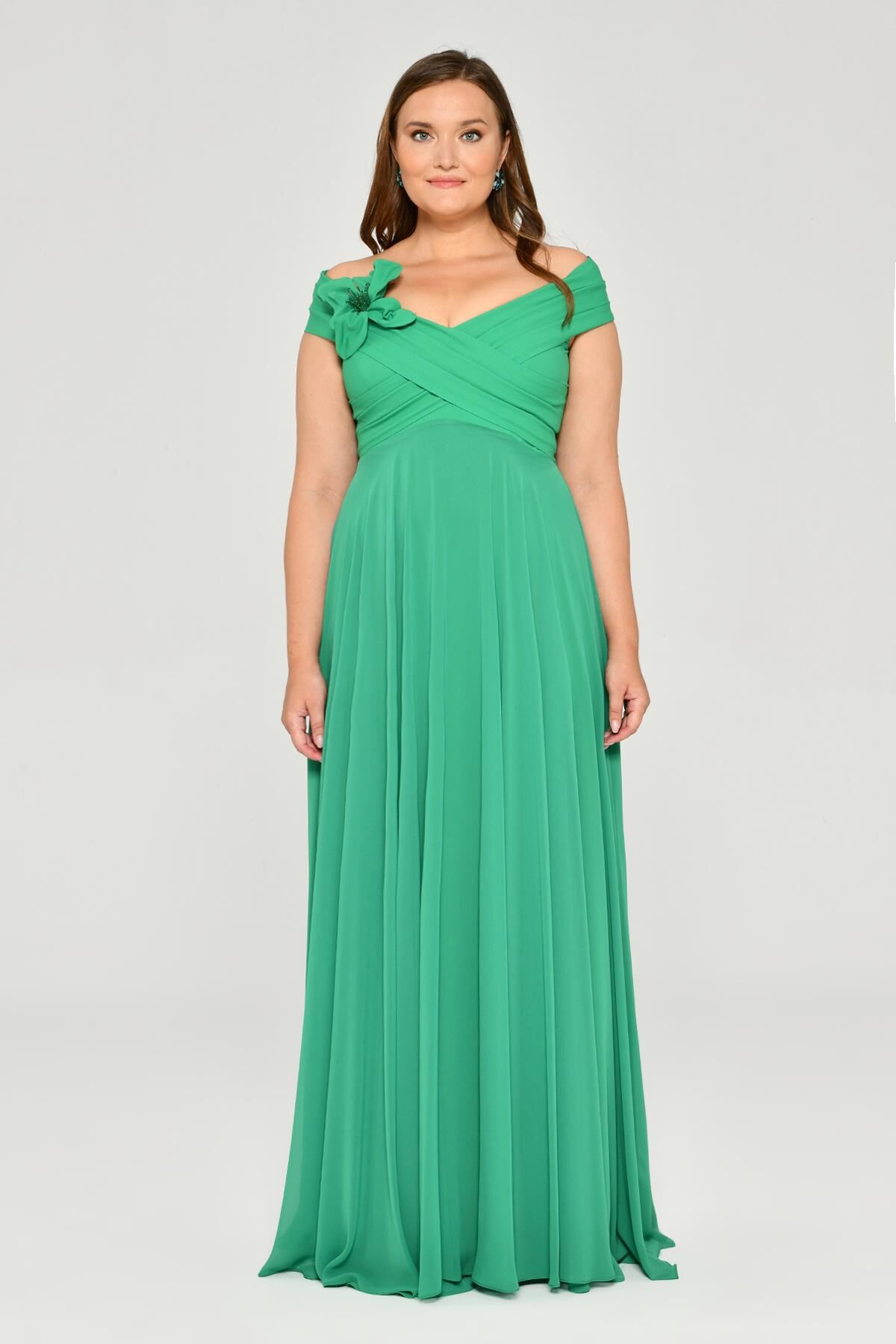 Düşük Omuz Drapeli Çiçek Aksesuarlı Şifon Uzun Elbise Yeşil - 42