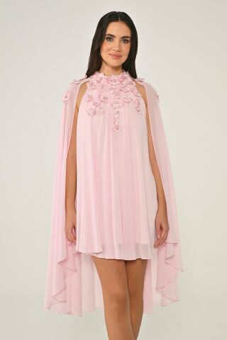 Çiçek Aksesuarlı Pelerinli Şifon Kısa Elbise Pembe - 38