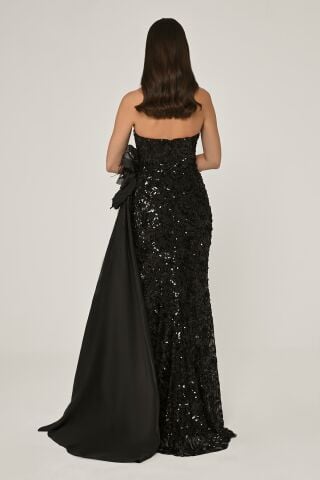 Trägerloses langes Kleid mit Blumen-Accessoire und Pailletten