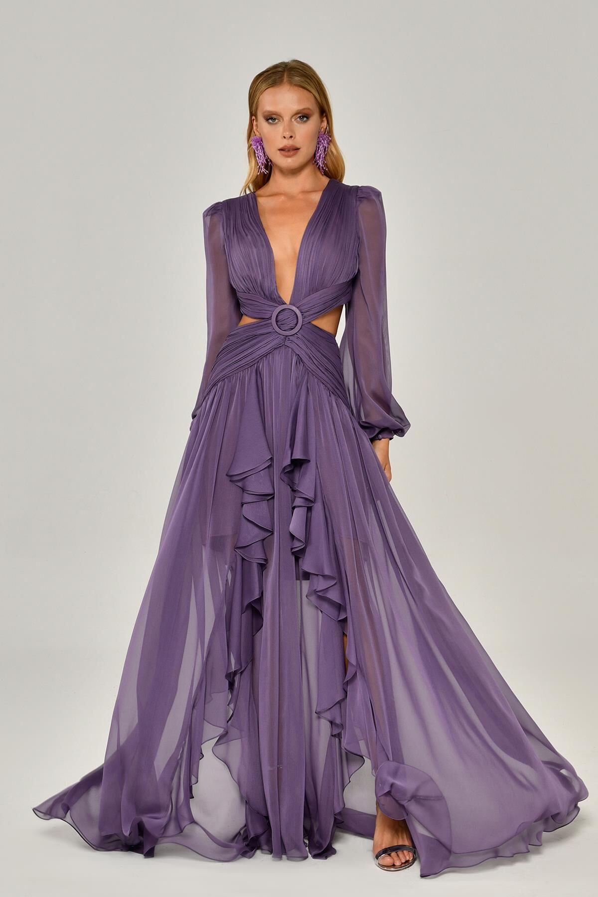 Langes Chiffonkleid mit V-Ausschnitt und Schnalle vorne, doppeltem Schlitz, Flieder - 40