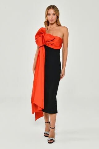 Tek Omuzdan Tafta Kumaş Bağlamalı Krep Midi Elbise