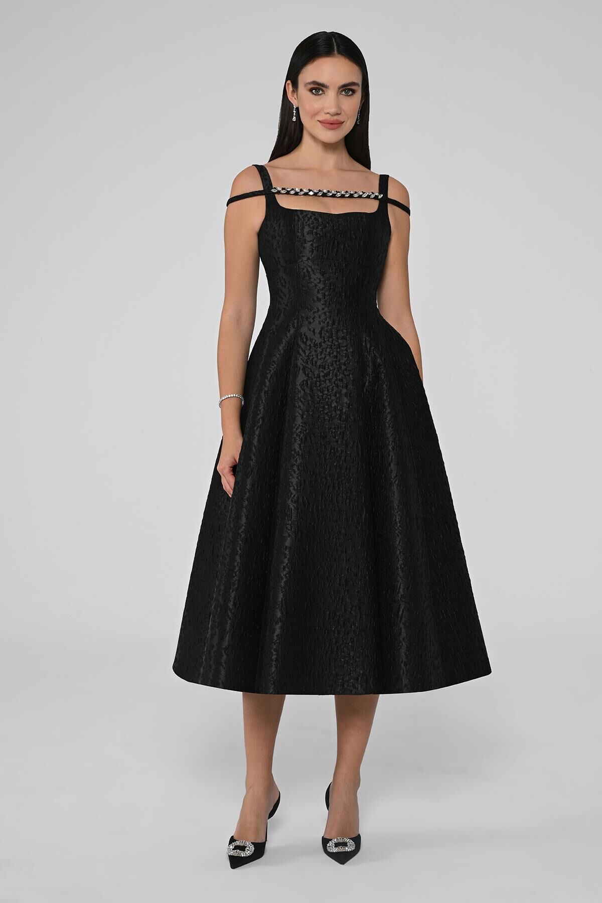 Askılı Yakası Taş Aksesuarlı Brokar Kumaş Midi Elbise Siyah - 40