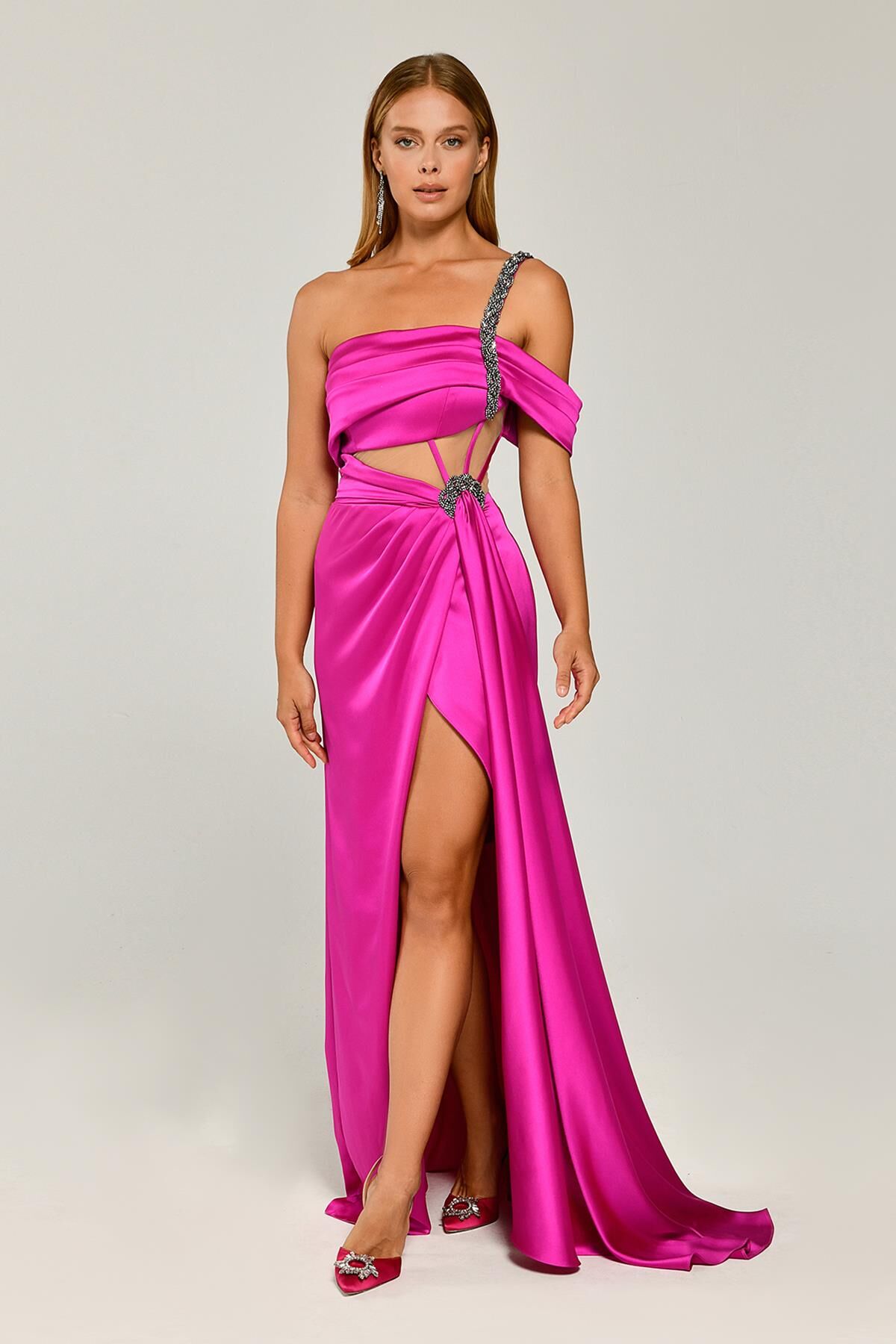 Langes Satinkleid mit One-Shoulder-Schnitt und Kettenriemen, Fuchsia – 42