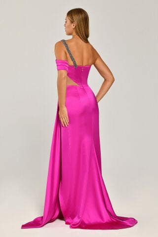 Langes Satinkleid mit One-Shoulder-Schnitt und Kettenriemen, Fuchsia – 42