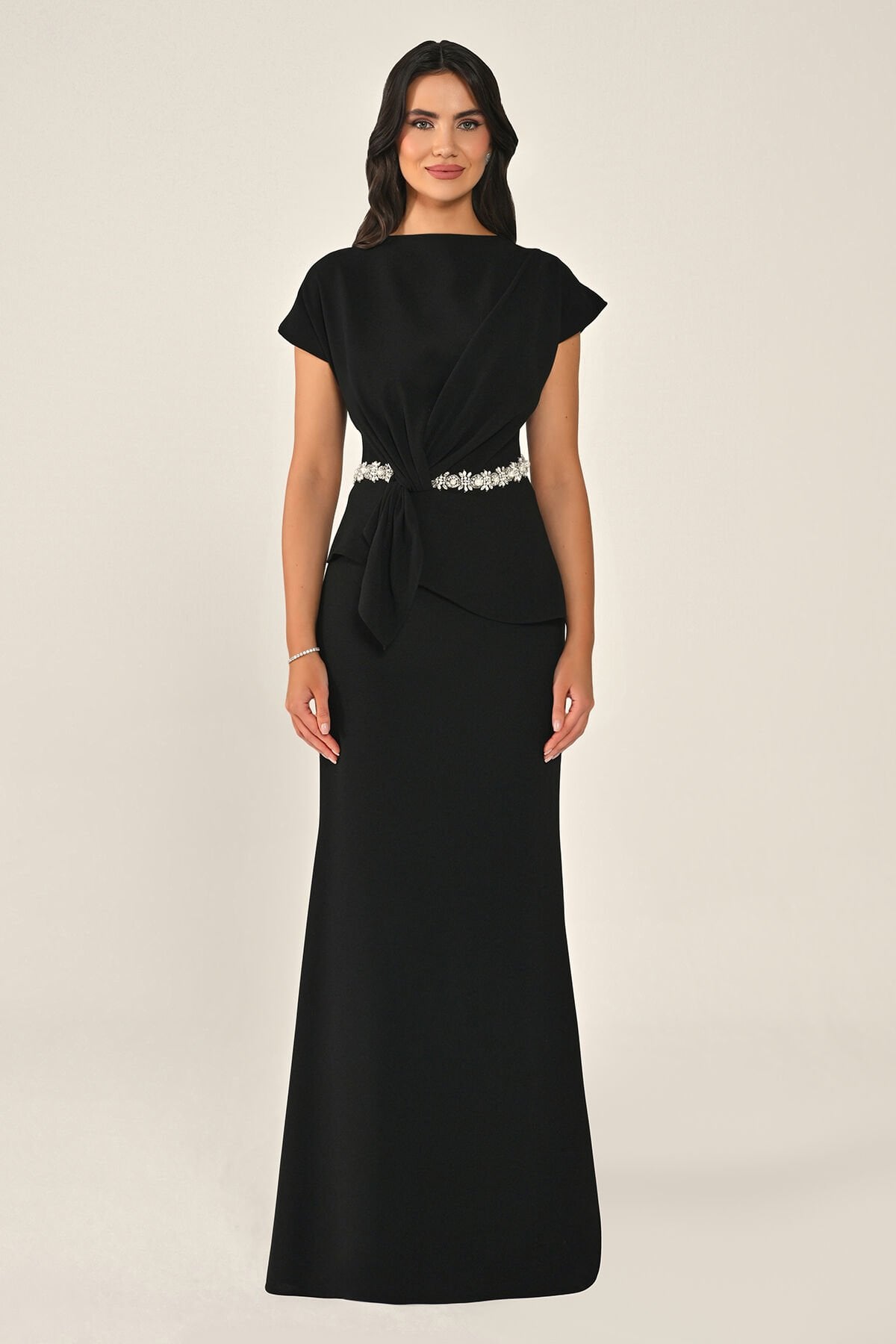 Kısa Kollu Beli Aksesuarlı Krep Uzun Elbise