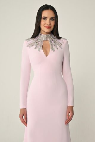 Uzun Kollu Üst Aksesarlı Sırt Dekolteli Krep Uzun Elbise Pembe - 44