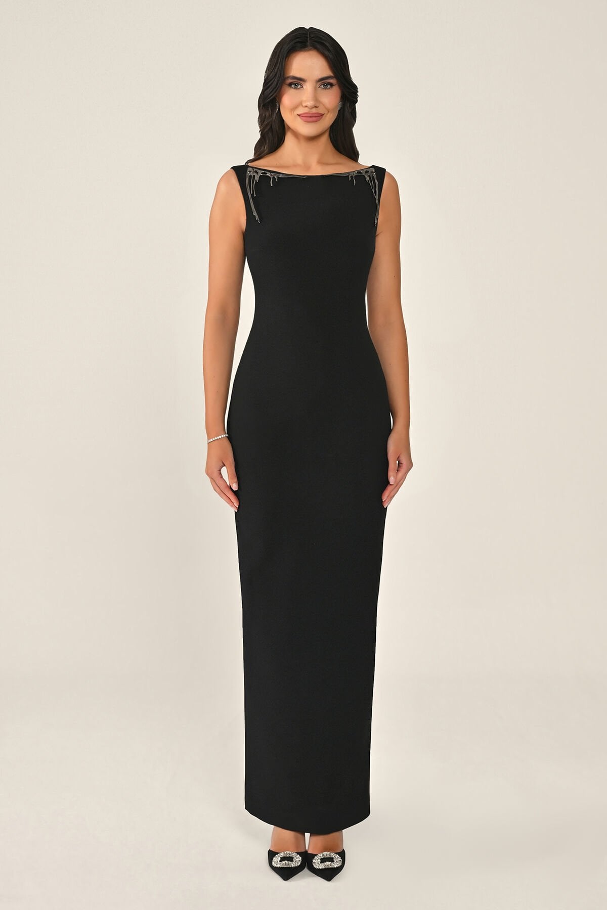 Yakası Aksesuarlı Sırt Dekolteli Uzun Elbise