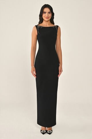 Yakası Aksesuarlı Sırt Dekolteli Uzun Elbise