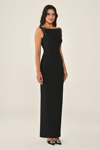 Yakası Aksesuarlı Sırt Dekolteli Uzun Elbise