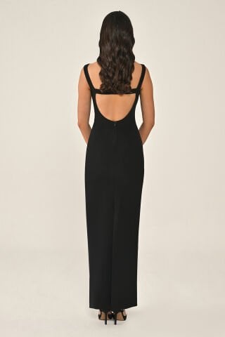 Yakası Aksesuarlı Sırt Dekolteli Uzun Elbise