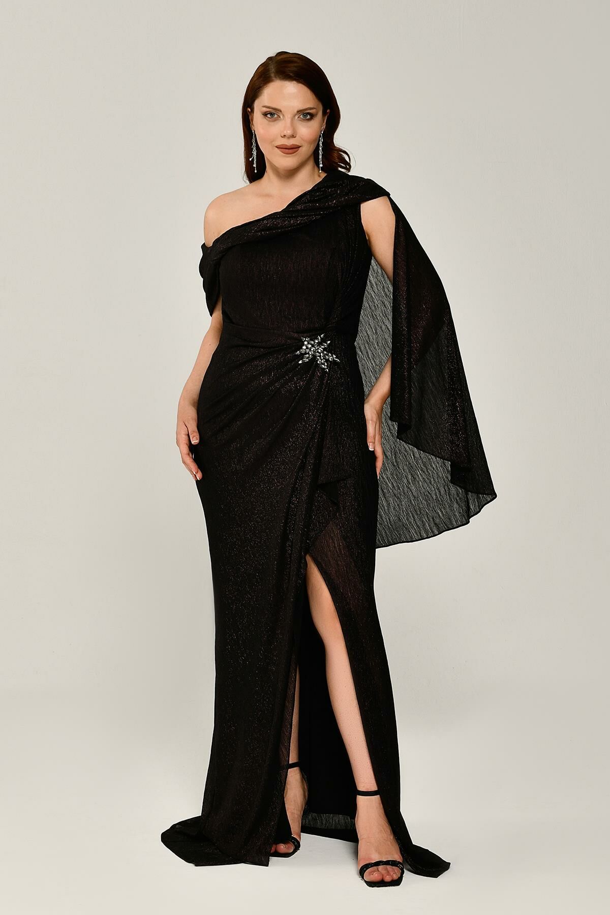 SILVERY FABRIC ONE SHOULDER SHAWL LONG DRESS WITH WAIST BROCH