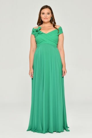 Schulterfreies, drapiertes, langes Chiffonkleid mit Blumen-Accessoire