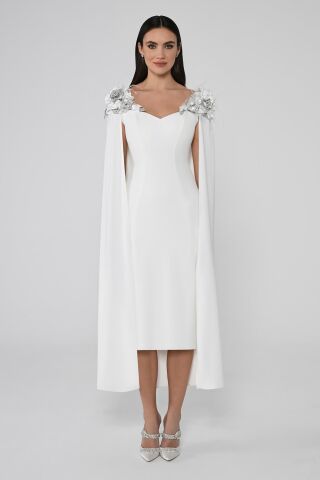 Omuzları Çiçek Aksesuarlı Pelerinli Midi Elbise Beyaz - 38