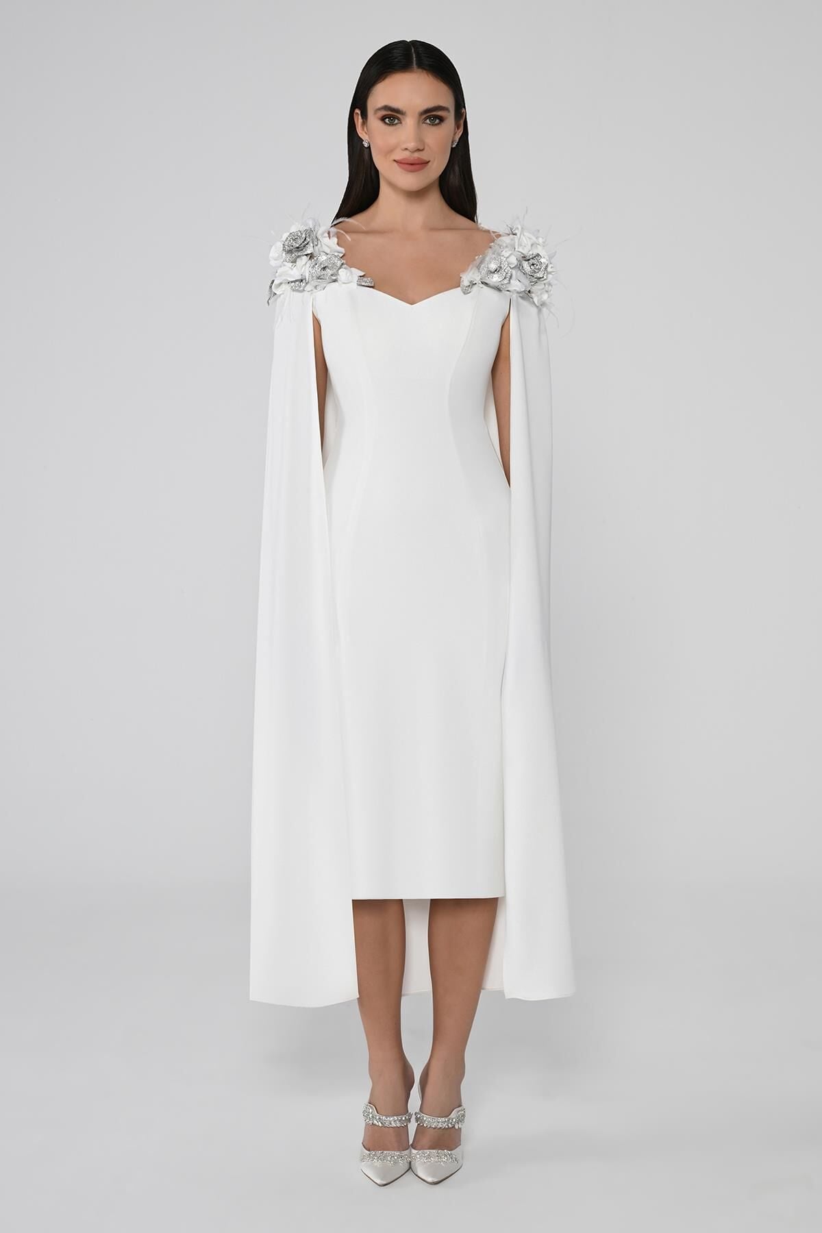 Omuzları Çiçek Aksesuarlı Pelerinli Midi Elbise Beyaz - 42
