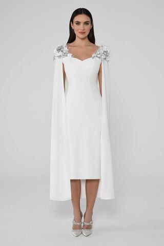 Omuzları Çiçek Aksesuarlı Pelerinli Midi Elbise Beyaz - 42