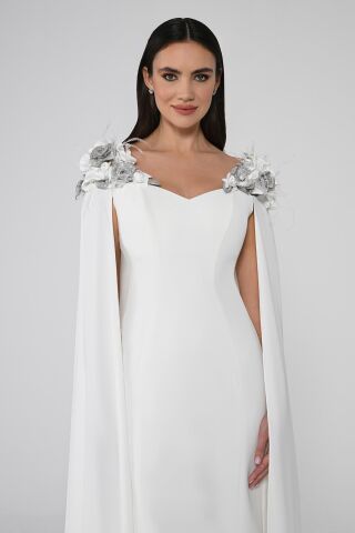 Omuzları Çiçek Aksesuarlı Pelerinli Midi Elbise Beyaz - 42