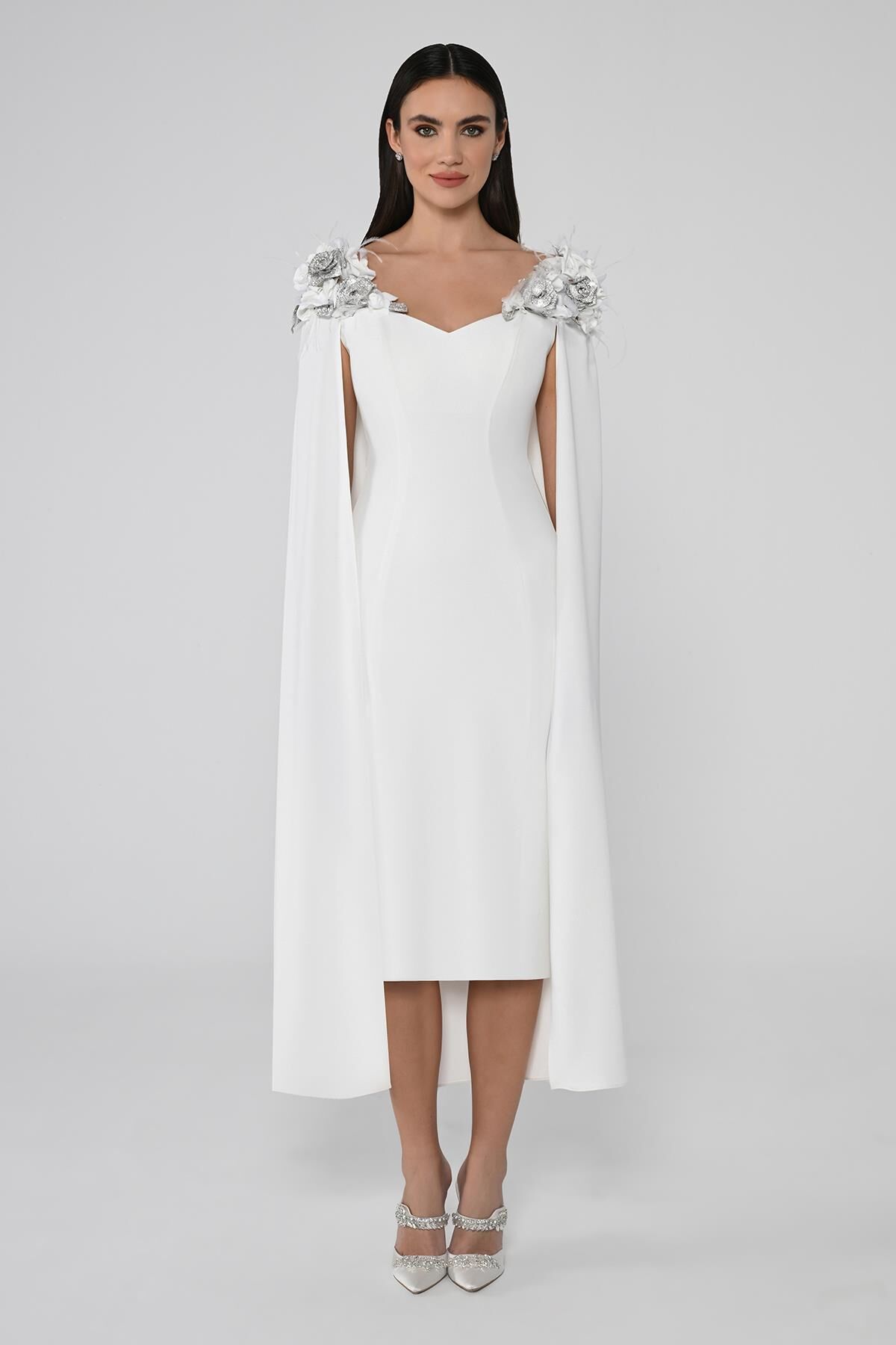 Omuzları Çiçek Aksesuarlı Pelerinli Midi Elbise Beyaz - 46