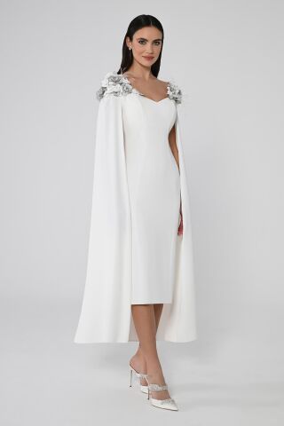 Omuzları Çiçek Aksesuarlı Pelerinli Midi Elbise Beyaz - 46