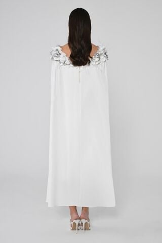 Omuzları Çiçek Aksesuarlı Pelerinli Midi Elbise Beyaz - 46