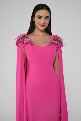 Omuzları Çiçek Aksesuarlı Pelerinli Midi Elbise Fuşya - 44
