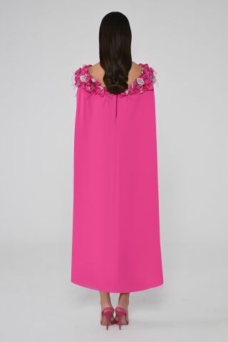 Omuzları Çiçek Aksesuarlı Pelerinli Midi Elbise Fuşya - 44