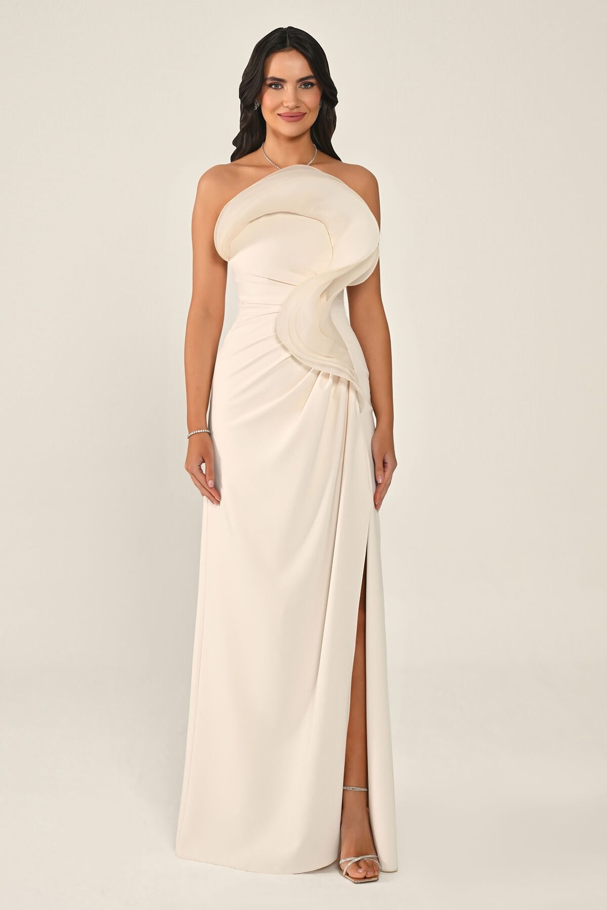 Straplez Volanlı Yırtmaçlı Uzun Elbise