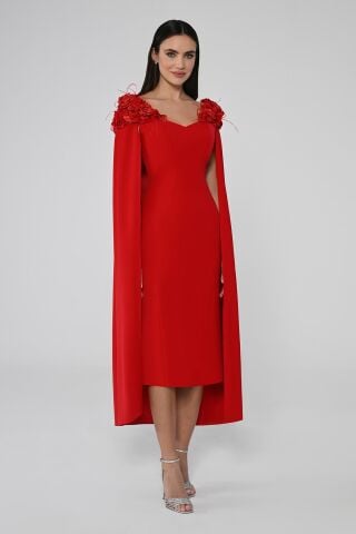 Omuzları Çiçek Aksesuarlı Pelerinli Midi Elbise Kırmızı - 38