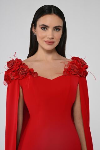 Omuzları Çiçek Aksesuarlı Pelerinli Midi Elbise Kırmızı - 38