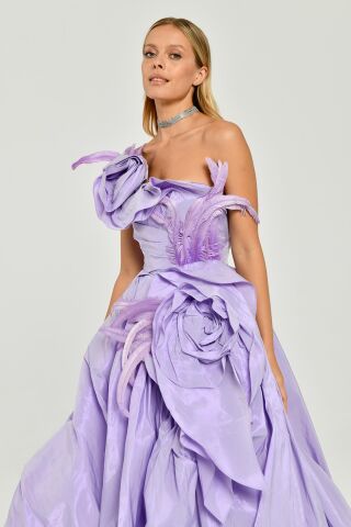 Straplez Tüy Aksesuarlı Prenses Parlak Kumaş Uzun Elbise Lila - 40
