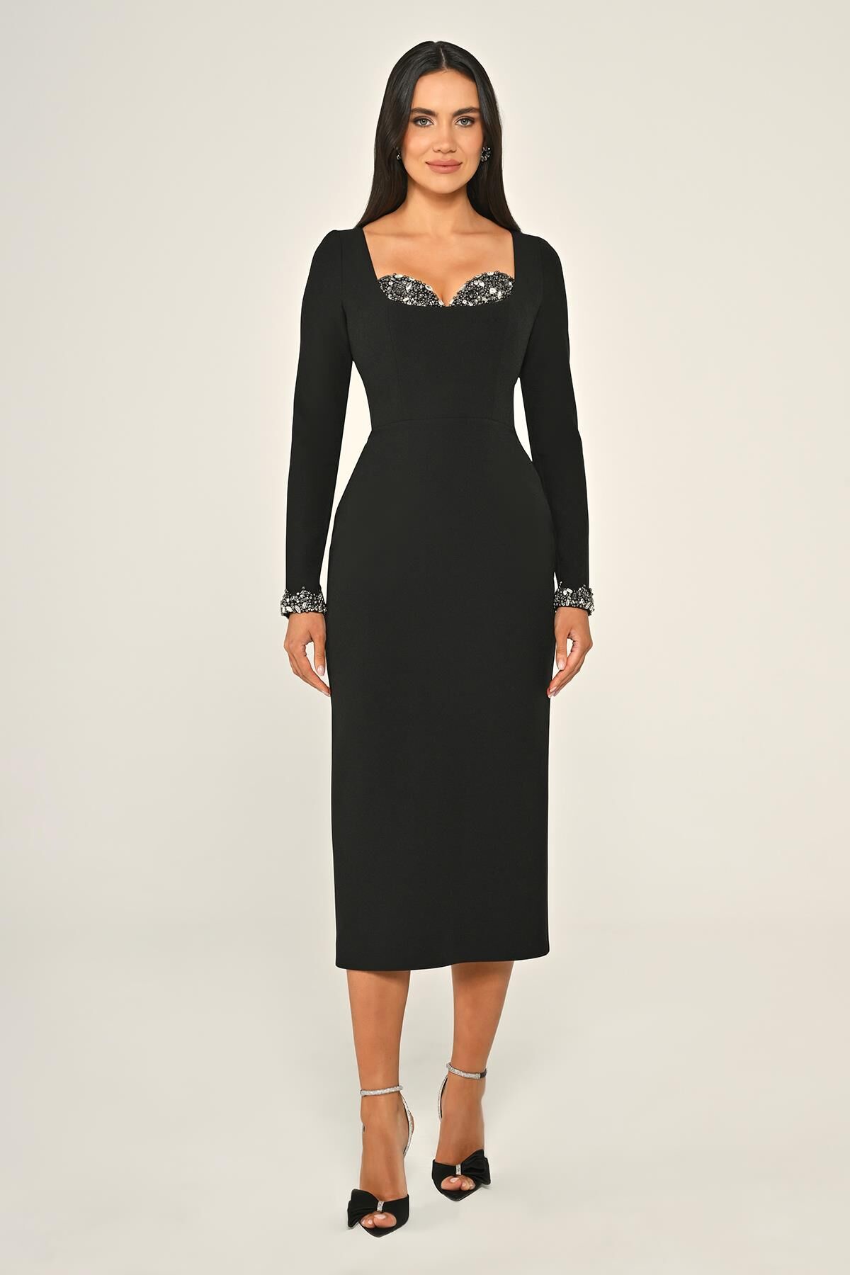 Uzun Kollu Göğüs Akesuarlı Krep Midi Elbise Siyah - 46
