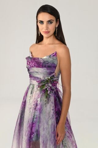 Gemustertes Chiffonkleid mit U-Boot-Ausschnitt und Schlitz vorne