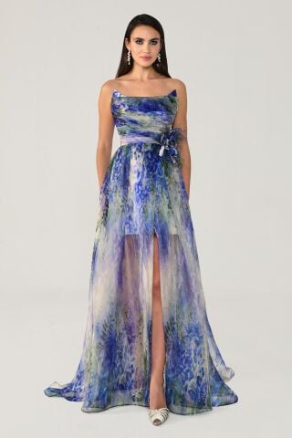 Gemustertes Chiffonkleid mit U-Boot-Ausschnitt und Schlitz vorne