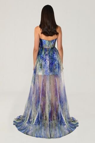 Gemustertes Chiffonkleid mit U-Boot-Ausschnitt und Schlitz vorne