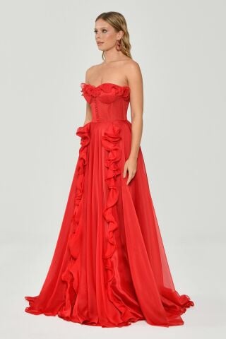 Trägerloses, langes Chiffonkleid mit Rüschen und doppeltem Schlitz, Rot - 36