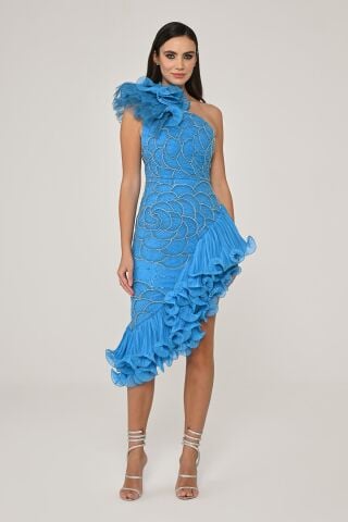 Tek Omuz Çiçek Aksesuarlı Asimetrik Kesim Şifon Midi Elbise