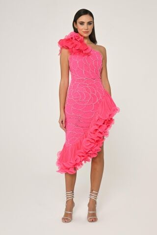 Tek Omuz Çiçek Aksesuarlı Asimetrik Kesim Şifon Midi Elbise