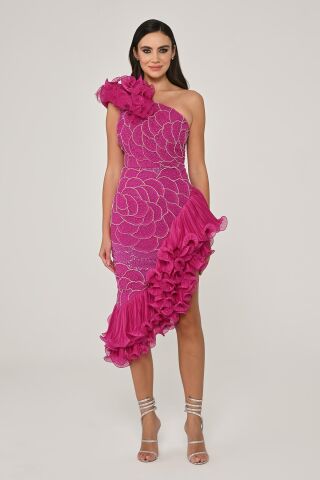 Tek Omuz Çiçek Aksesuarlı Asimetrik Kesim Şifon Midi Elbise Fuşya - 42