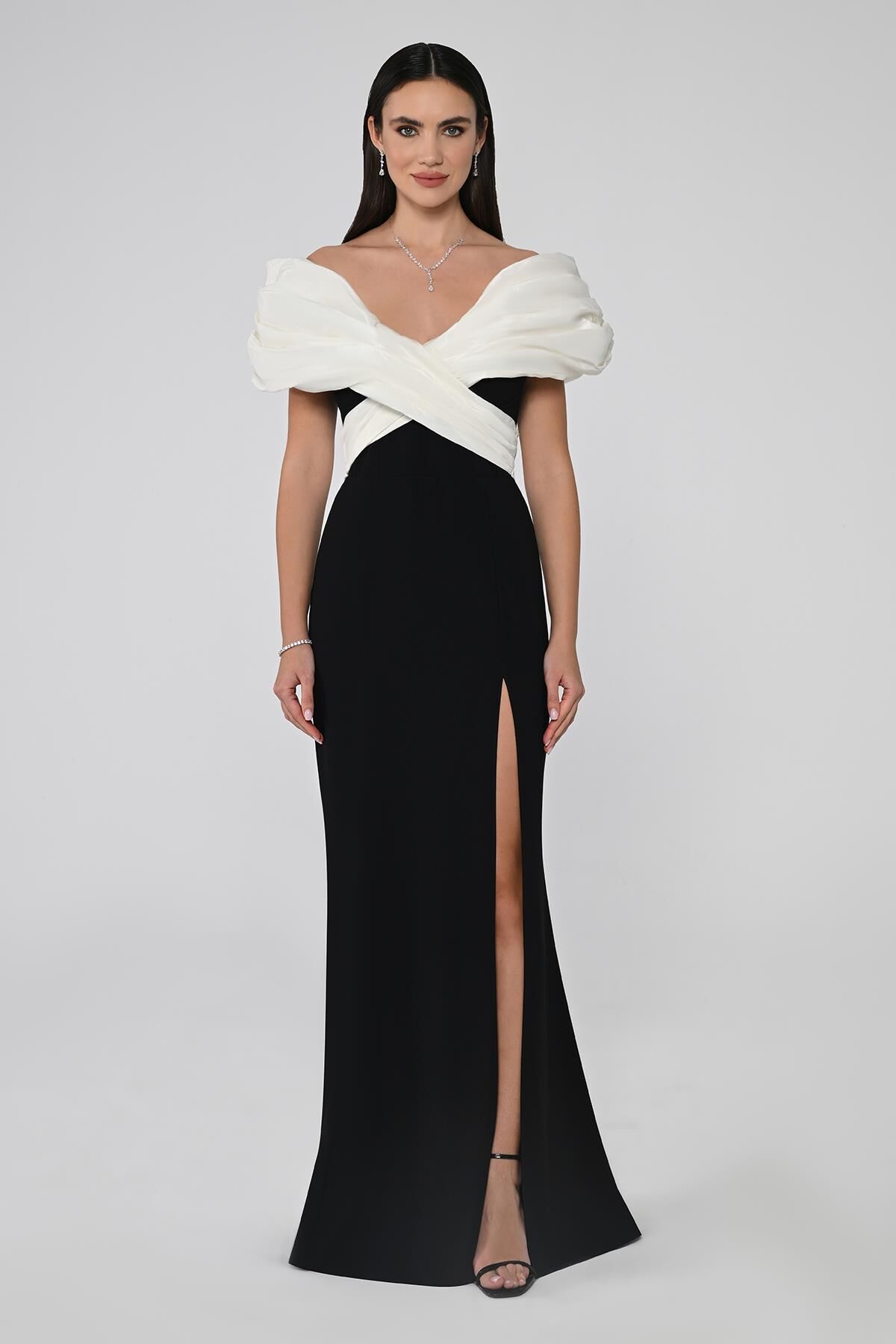 Schulterfreies langes Crêpe-Kleid mit Schlitz vorne SCHWARZ / WEISS - 46