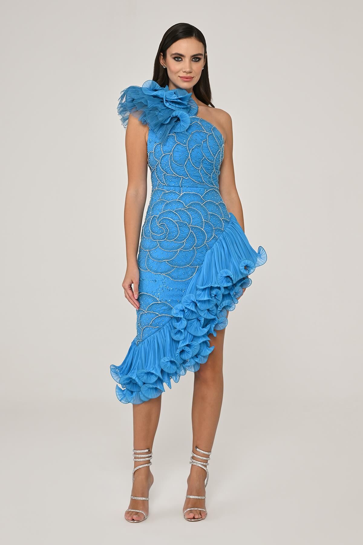 Tek Omuz Çiçek Aksesuarlı Asimetrik Kesim Şifon Midi Elbise MAVİ - 40